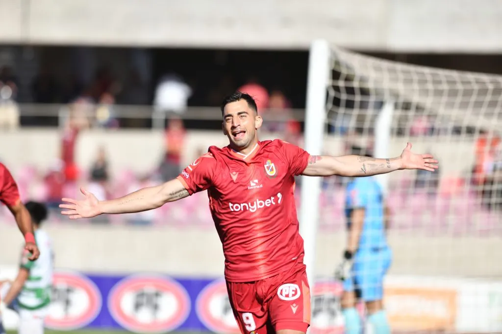 Juan Sánchez Sotelo celebra en su segundo paso por La Serena. (Alejandro Pizarro Ubilla/Photosport).