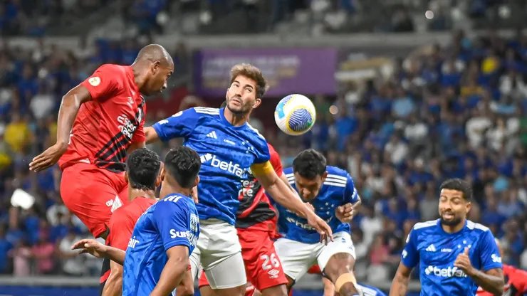 El partido entre Cruzeiro y Athletico Paranaense en el Brasileirao 2024, dos de los equipos favoritos a ser campeones de la Copa Sudamericana.