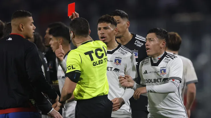 El árbitro Diego Flores mostró cuatro rojas en el Monumental.