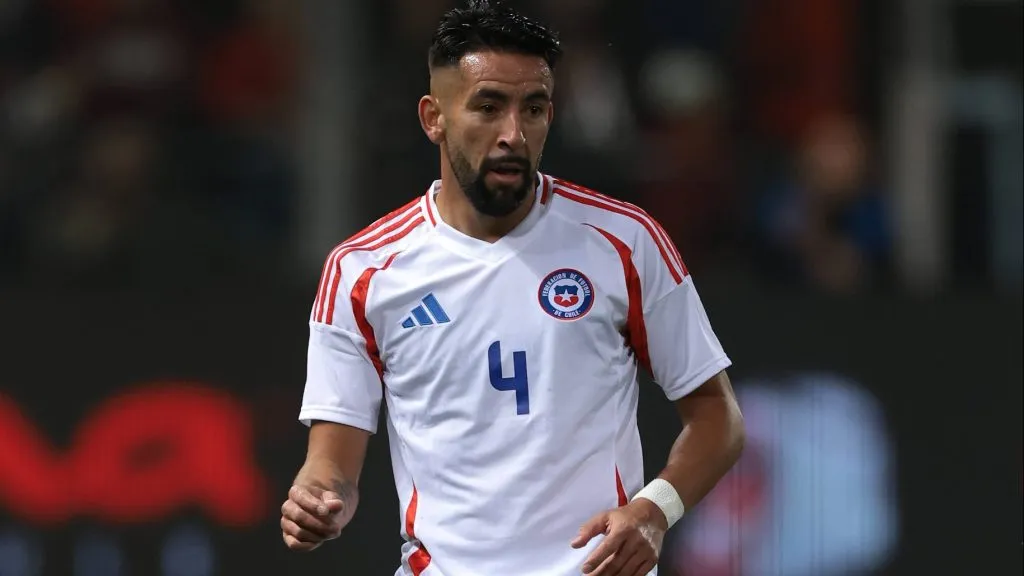 Mauricio Isla sigue esperando a Colo Colo. Foto: Photosport.