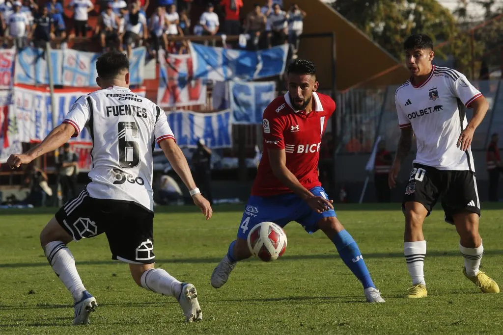 Mauricio Isla en acción ante Colo Colo por la UC. (Juan Eduardo Lopez/Photosport).