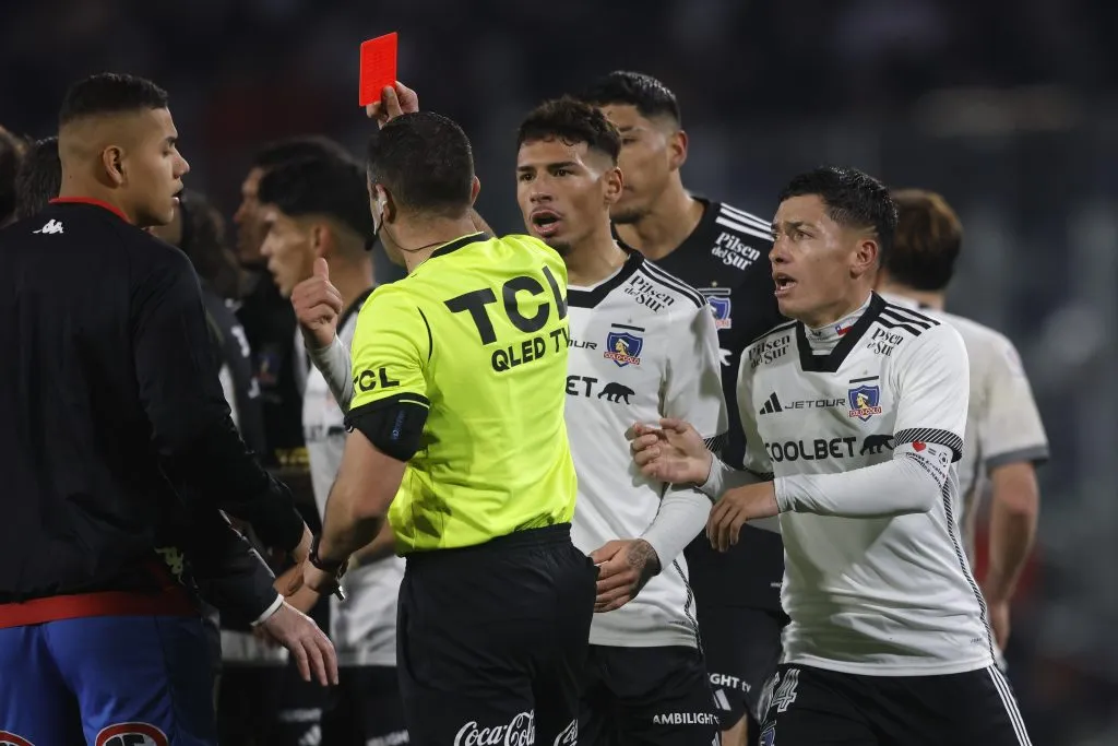 Una imagen de la batahola entre Colo Colo y la Unión Española. (Felipe Zanca/Photosport).