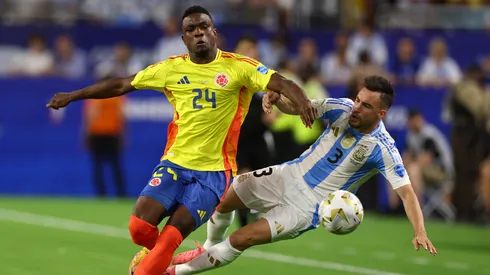 Jugador de Colombia revela qué le dijo el árbitro por no cobrar el penal de Argentina.