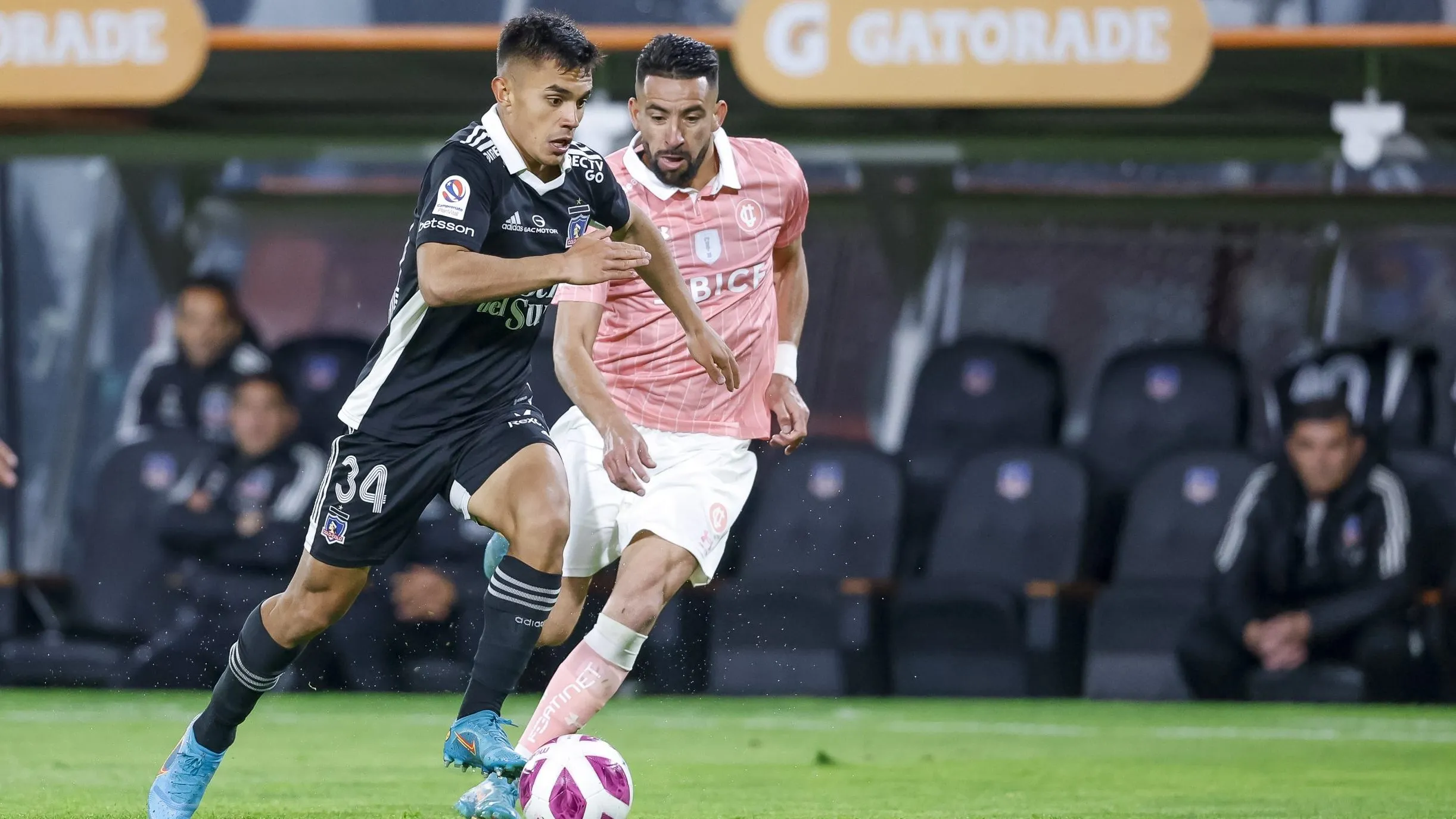 Mauricio Isla ante Colo Colo. (Jose Alvujar/Photosport).
