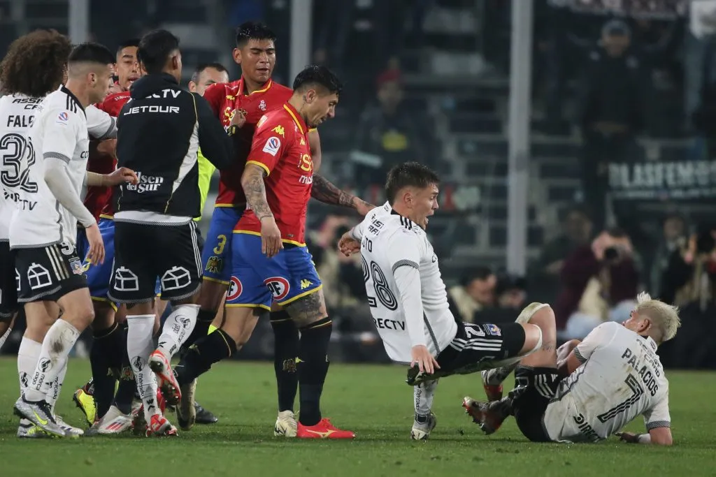 Lucas Soto al piso. (Jonnathan Oyarzun/Photosport).