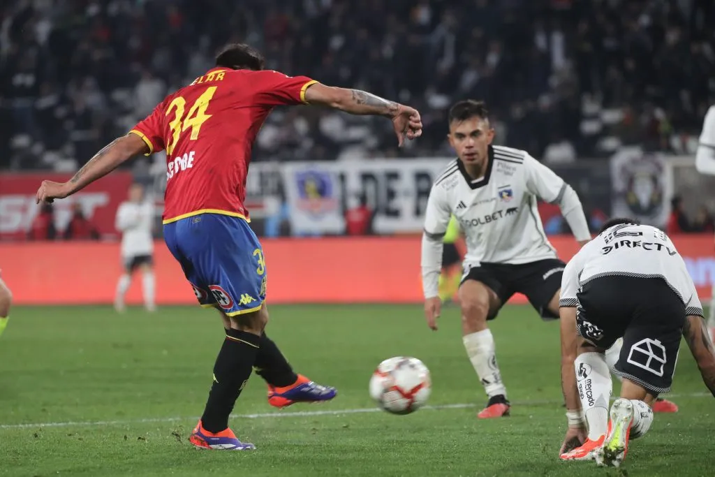 El zurdazo de Ovelar, quien aprovechó al máximo el resbalón de Wiemberg. (Jonnathan Oyarzun/Photosport).