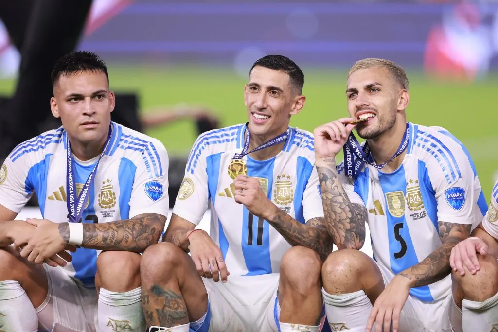 Lautaro Martínez, Ángel di María y Leandro Paredes festejan la Copa América 2024. (Carmen Mandato/Getty Images).