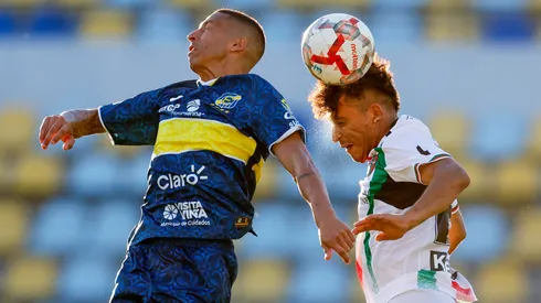 Los jugadores de Everton y Palestino pelean por el balón en el aire.