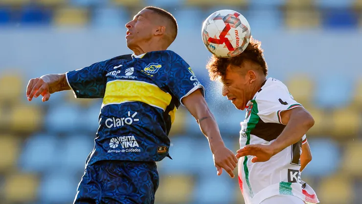 Los jugadores de Everton y Palestino pelean por el balón en el aire.