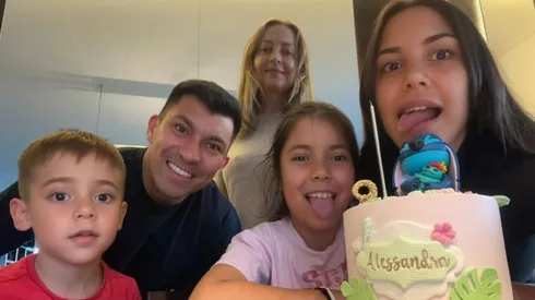 Gary Medel sube el ánimo con sus hijos en Argentina.