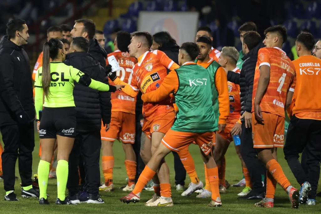 Gary Insaurralde se fue expulsado en Cobreloa. Foto: Eduardo Fortes/Photosport