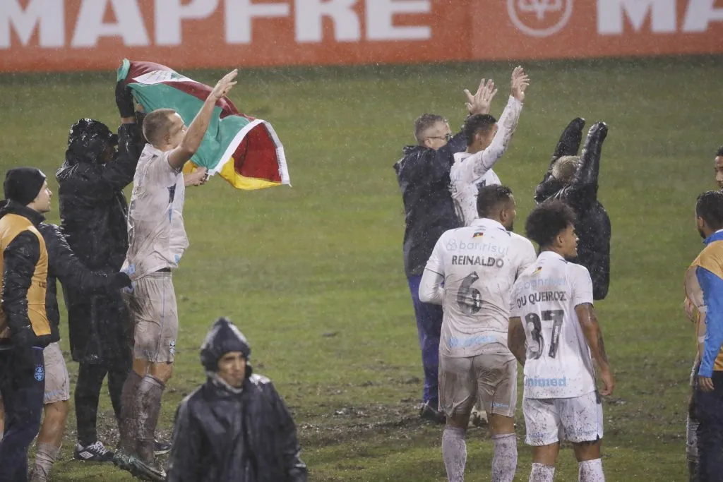El festejo de Gremio por el paso a los octavos de final de la Copa Libertadores 2024. (Marco Vazquez/Photosport).