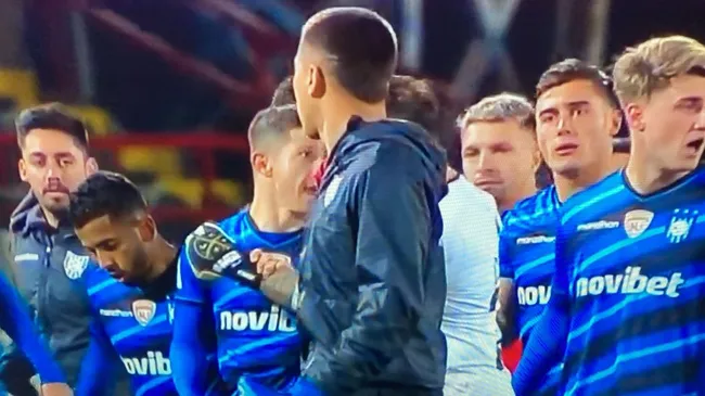 Parte de la recriminación de Cris Martínez y Fabián Ceda. (Captura TNT Sports).