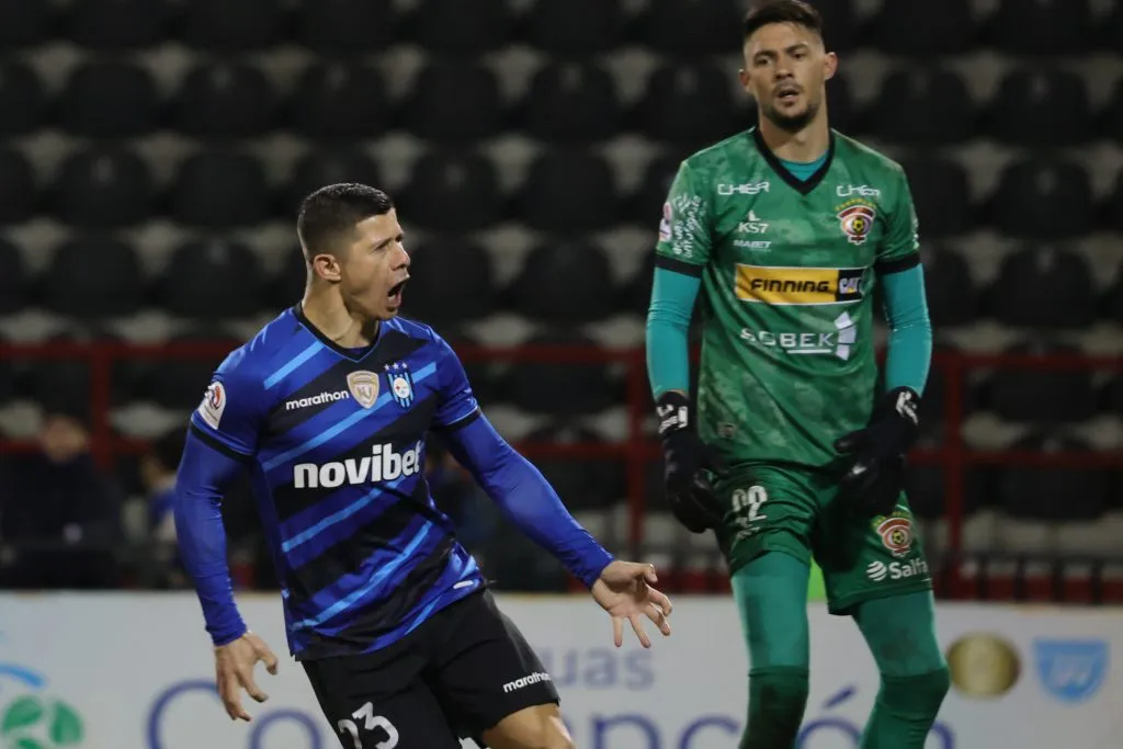 Cris Martínez tuvo una polémica celebración donde casi terminó a los golpes con su portero. Foto:  Eduardo Fortes/Photosport