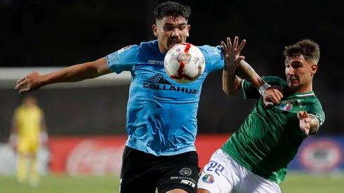 Alessandro Riep y Luis Casanova disputan el balón en el último partido de Deportes Iquique y Audax Italiano.