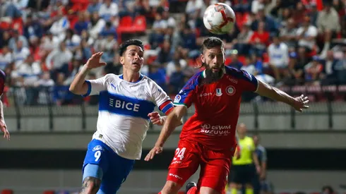 Fernando Zampedri y Ezequiel Parnisari disputan el balón en el último partido entre Universidad Católica y Unión La Calera.