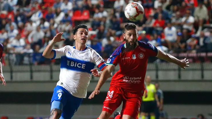 Fernando Zampedri y Ezequiel Parnisari disputan el balón en el último partido entre Universidad Católica y Unión La Calera.
