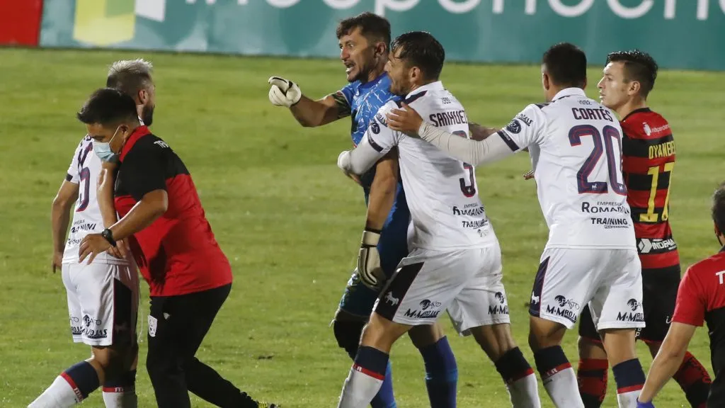 Loco Peric pasado a mocha: no quiere ver a Di María contra Chile y se ofrece a volver a la Roja para quebrar al Fideo si toma para la chacota el duelo por eliminatorias.