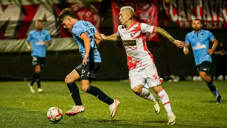 Simón Contreras y Yerco Oyanedel disputan el balón en el último enfrentamiento entre O'Higgins y Deportes Copiapó.