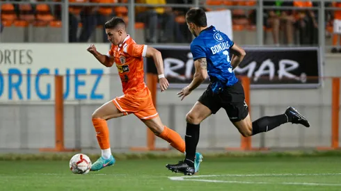 Marco Borgnino con la pelota en el último encuentro entre Cobreloa y Huachipato por el Campeonato Nacional 2024.