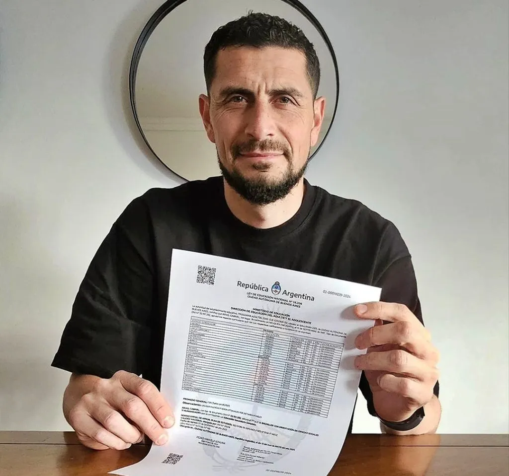 Gabriel Arias orgulloso con su diploma. | Foto: gabrielarias_21.