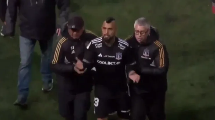 Vidal fue retirado entre dos guardias para protegerlo de los hinchas