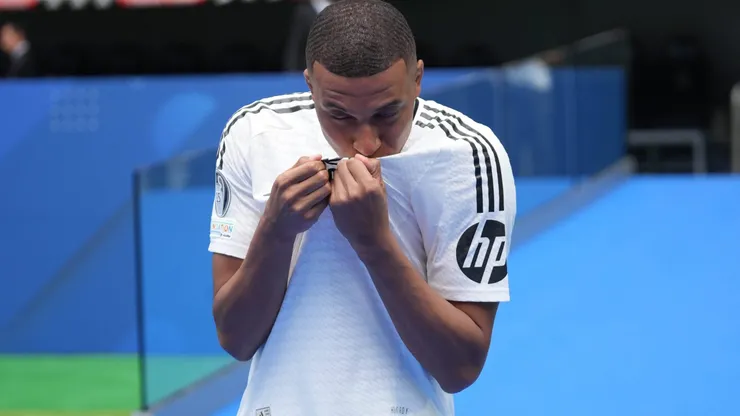 Kylian Mbappé con la camiseta de Real Madrid.