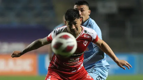 Los jugadores de O'Higgins y Deportes Copiapó disputan el balón en el duelo de la primera rueda del Campeonato Nacional.