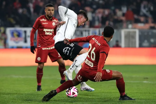 Pablo Parra en acción durante el amistoso de Colo Colo vs. Universitario. (Javier Salvo/Photosport).