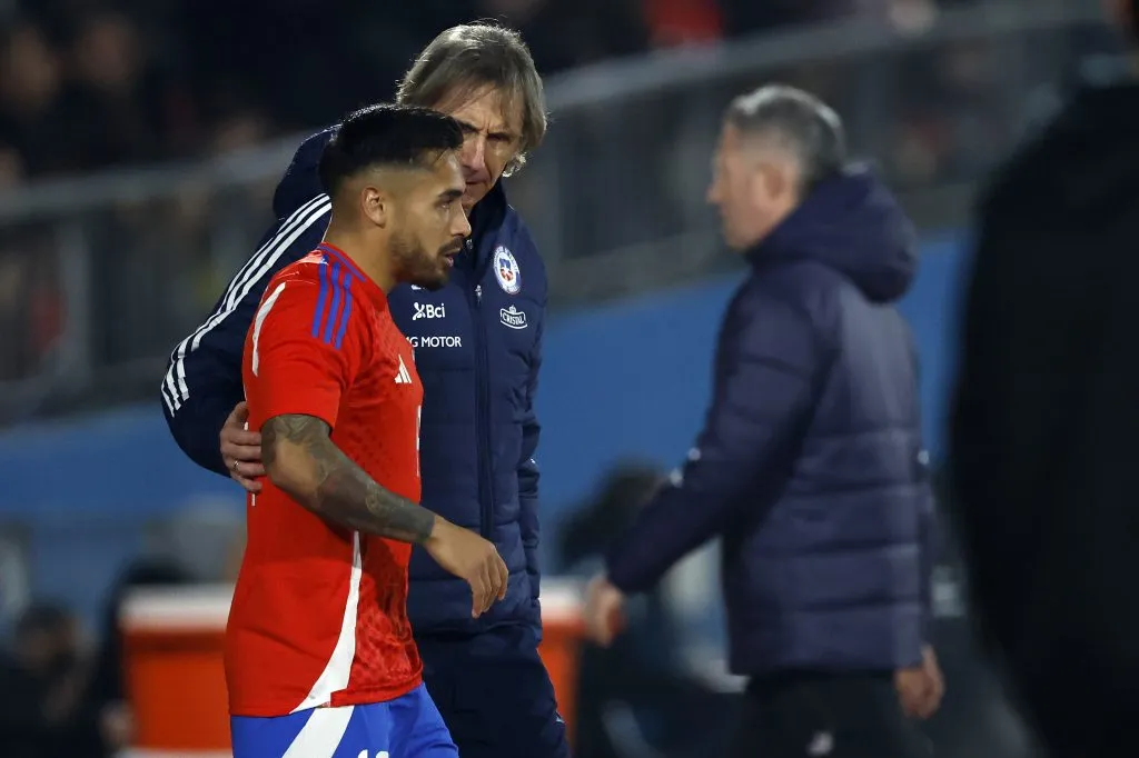 Ricardo Gareca le da indicaciones a Marcos Bolados. (Andres Pina/Photosport).