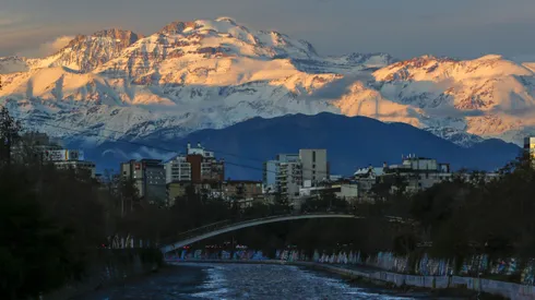 Cordillera de Los Andes después de la lluvia en la capital.