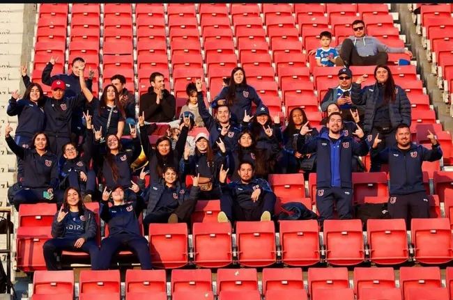 El plantel de la U Futsal que viaja a la Copa Libertadores fue invitado al duelo contra Everton en el Estadio Nacional. Foto: U de Chile Futsal.