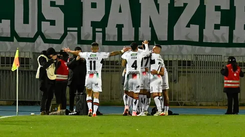 Los jugadores de Palestino festejan el gol de Nicolás Linares contra Santiago Wanderers.