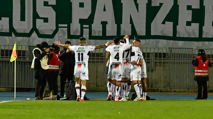 Los jugadores de Palestino festejan el gol de Nicolás Linares contra Santiago Wanderers.