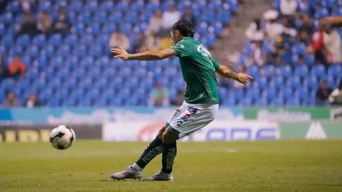 Luciano Cabral y su pegada para dejar solo al venezolano Jhonder Cádiz.