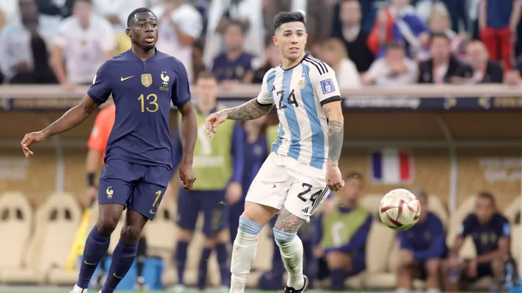 Enzo Fernández enfrentando a Francia el 2022. En el país europeo le hicieron la cruz al argentino
