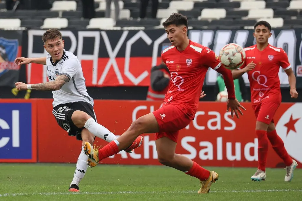 El remate de Lucas Soto para anotarle a Colegio Quillón. (Dragomir Yankovic/Photosport).