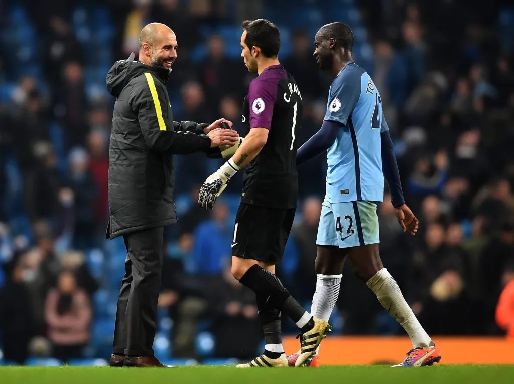 Pep Guardiola ya le había adelantado el camino a Claudio Bravo en el Manchester City. (Photo by Michael Regan/Getty Images)