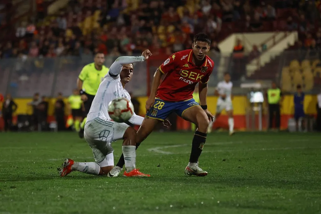 El defensor hispano está en la misma situación de Marcelo Morales en la U. Foto: Pepe Alvujar/Photosport