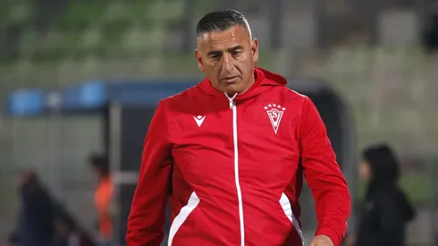 García molesto con el árbitro tras empate de Wanderers contra Recoleta.