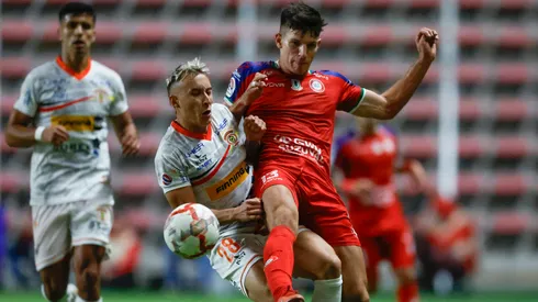 Los jugadores de Cobreloa y Unión La Calera pelean por el balón en el último enfrentamiento entre ambos.