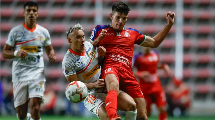 Los jugadores de Cobreloa y Unión La Calera pelean por el balón en el último enfrentamiento entre ambos.