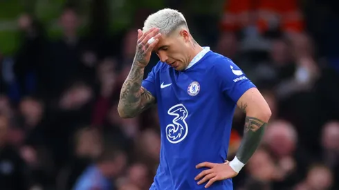 Enzo Fernández en un mal momento para llegar de vuelta a Londres.