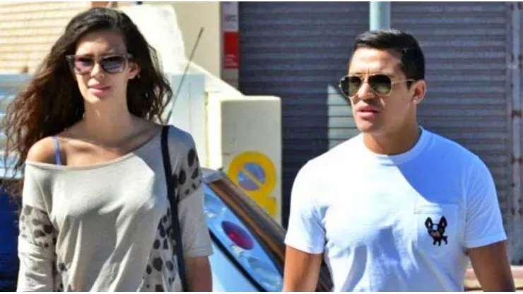 Carvalho y Alexis tuvieron una relación mientras el chileno estuvo en Barcelona.