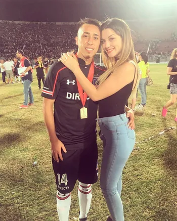 Martín Rodríguez celebrando junto a Vale Schulz la Copa Chile 2016 ganada en Colo Colo. | Foto: Archivo.