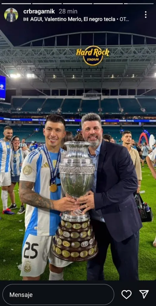 Lisandro Martínez, el trofeo y Christian Bragarnik. (Captura Instagram).