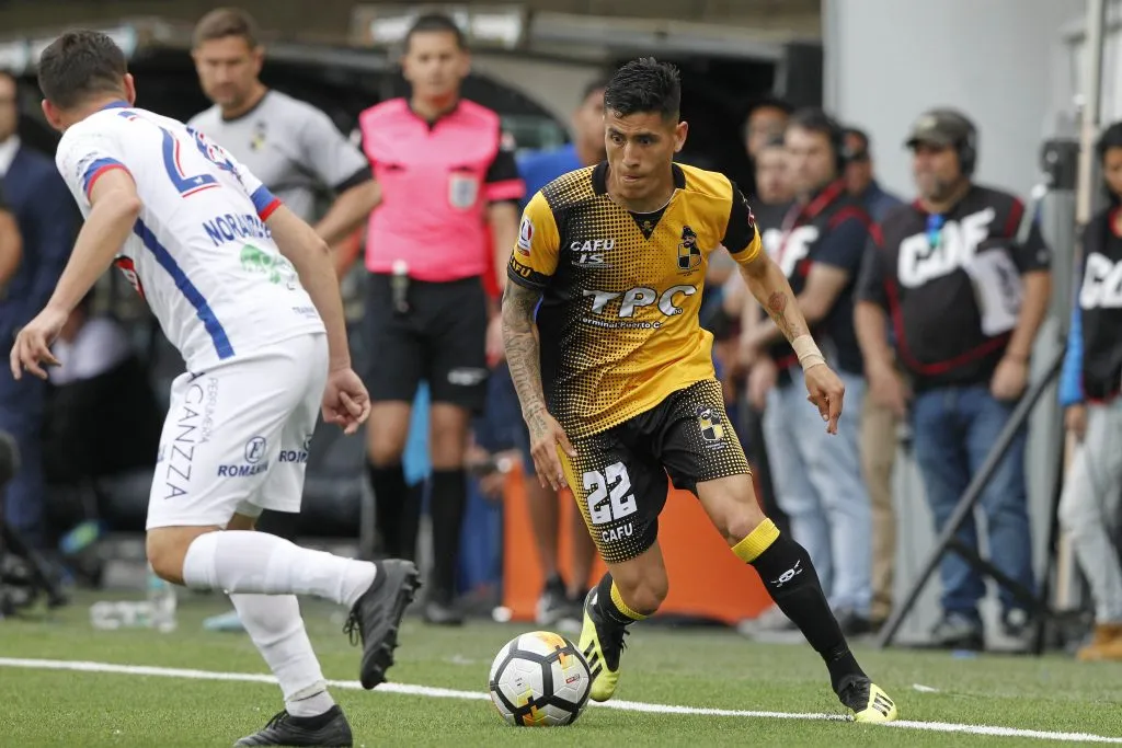 Álvaro Peyota Delgado en acción por Coquimbo Unido. Jugará en La Serena. (Felipe Zanca/Photosport).