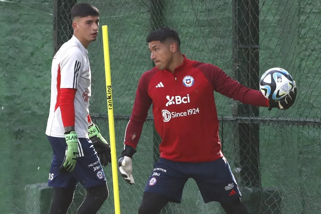 Brayan Cortés pasó de ser el titular al tercer arquero de Chile con Ricardo Gareca. Foto: Photosport.