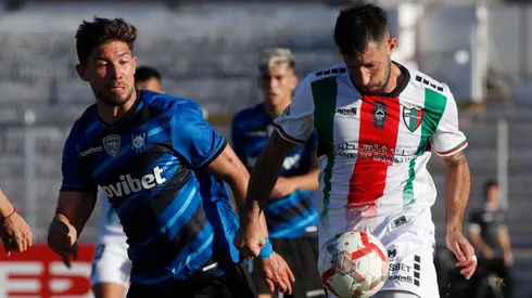 Los jugadores de Huachipato y Palestino luchan por el balón en el último enfrentamiento entre ambos en el Campeonato Nacional 2024.