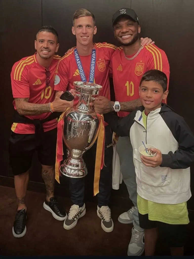 Junior Fernandes junto a Dani Olmo, a quien conoció de su paso por Croacia. (Captura Instagram).